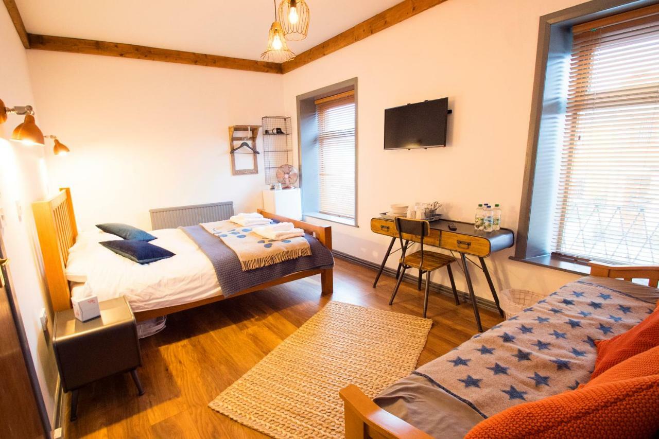 Nik The Greek Bed & Breakfast Burry Port Dış mekan fotoğraf