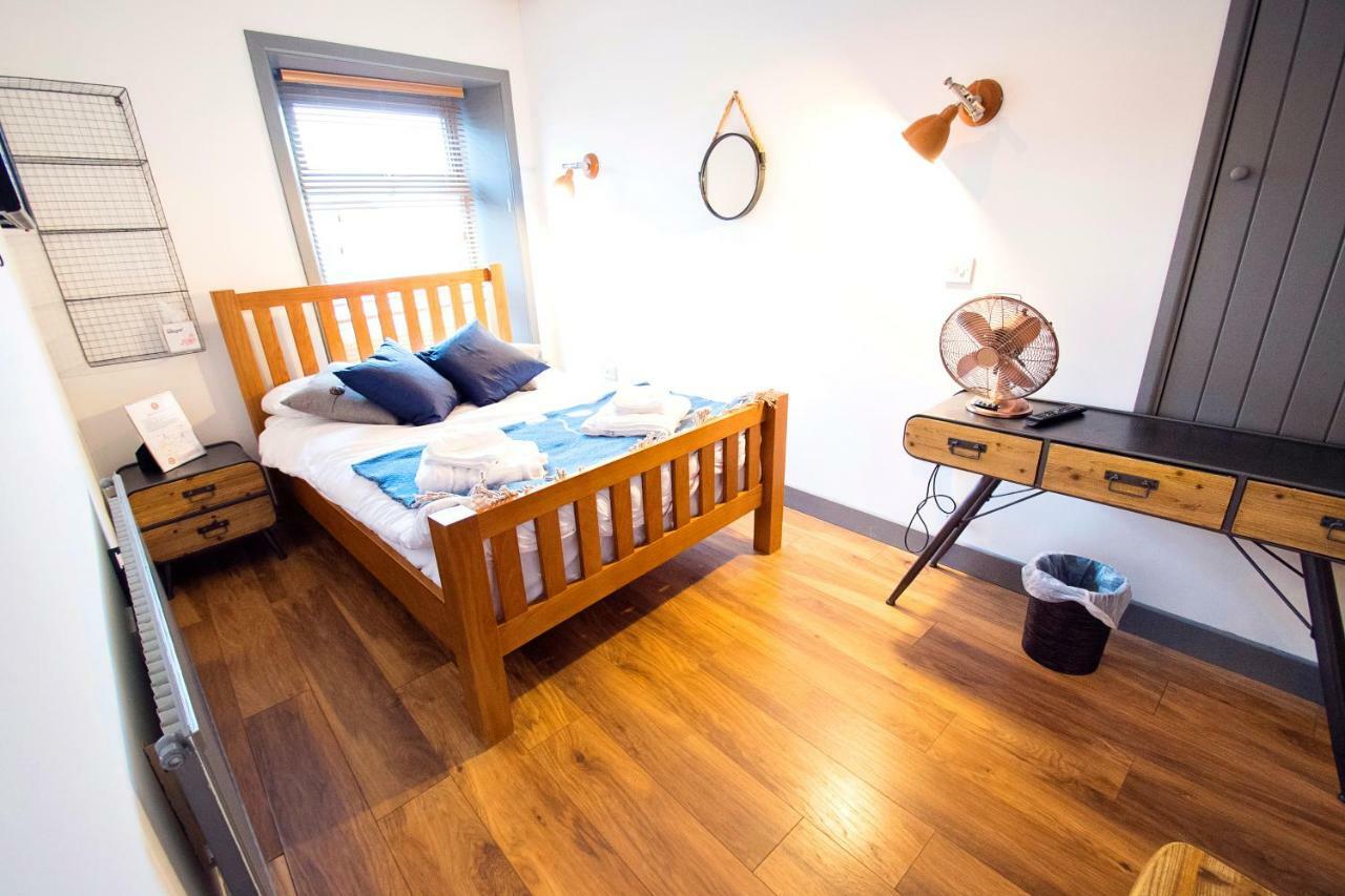 Nik The Greek Bed & Breakfast Burry Port Dış mekan fotoğraf