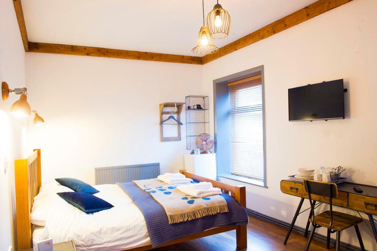 Nik The Greek Bed & Breakfast Burry Port Dış mekan fotoğraf